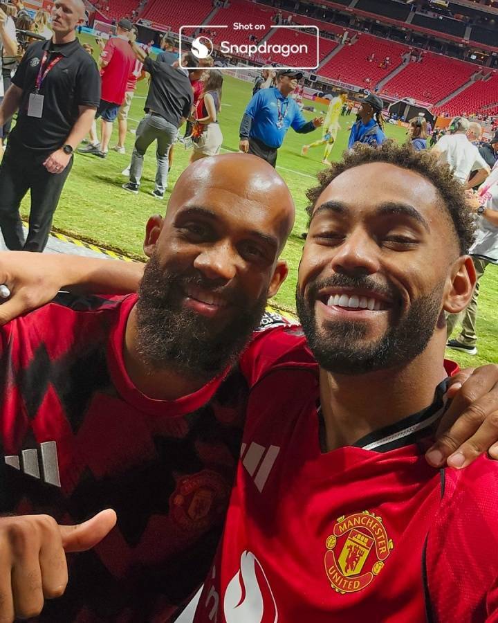 只是开始！曼联不败夺夏季赛冠军 新援姆贝莫&amp;库尼亚捧杯合影